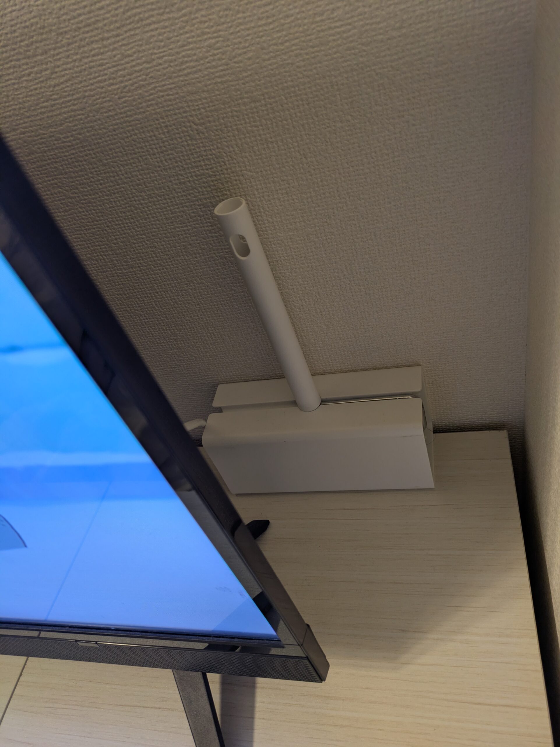 テレビ後ろにコロコロとウェーブを設置