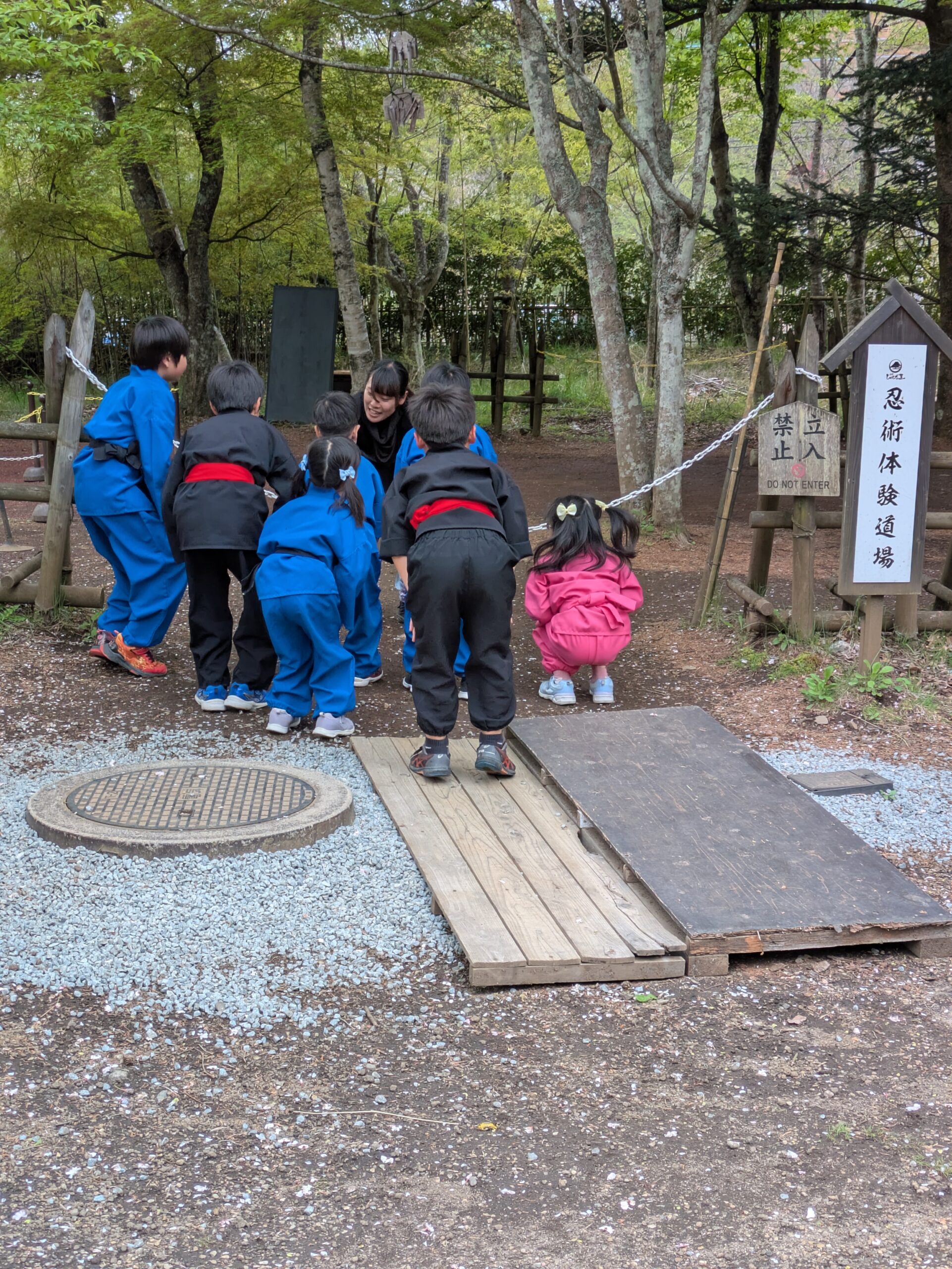 忍術体験道場で忍者の先生の話を聞く子どもたち