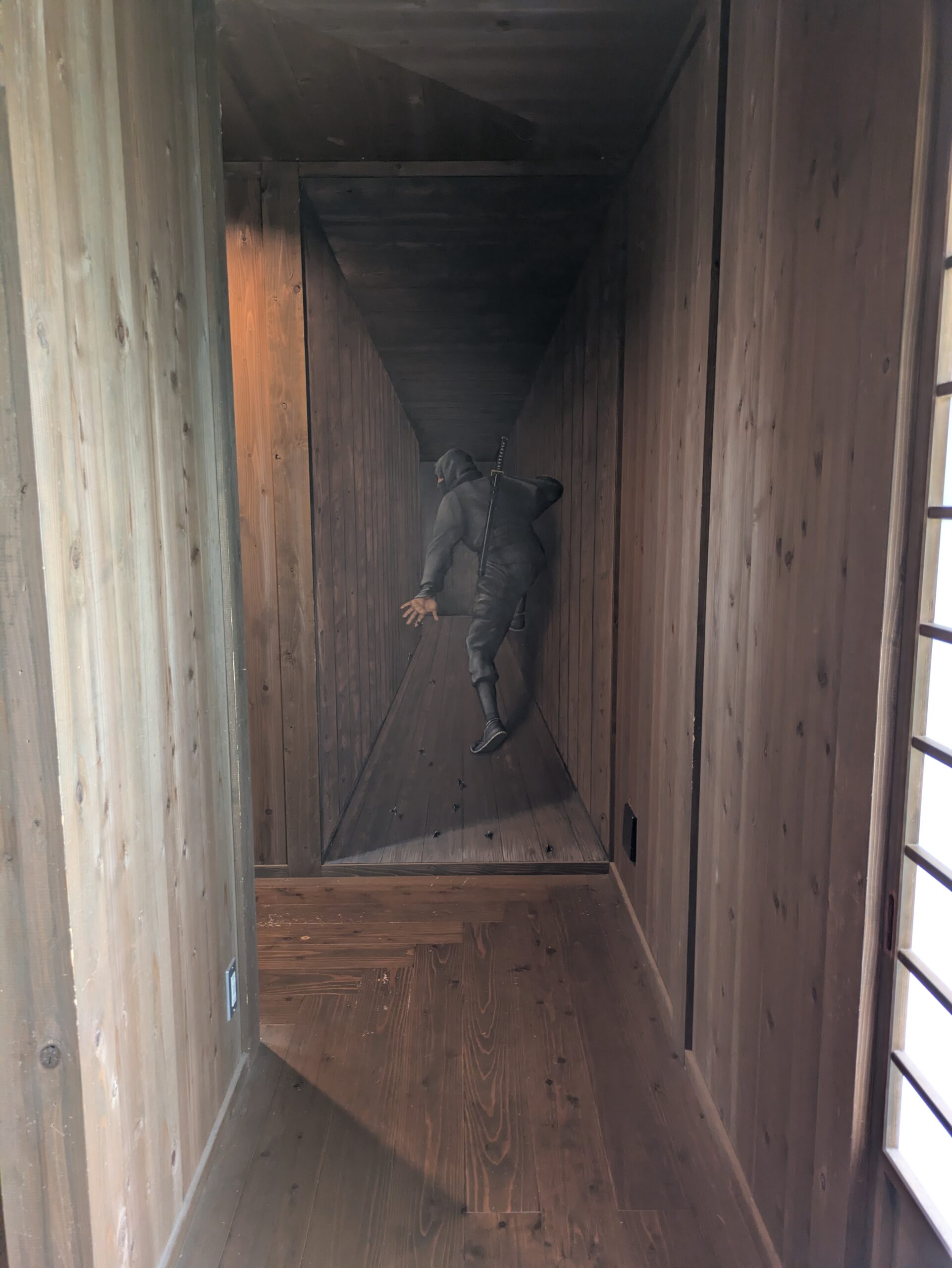 からくり屋敷の忍者が描かれた通路