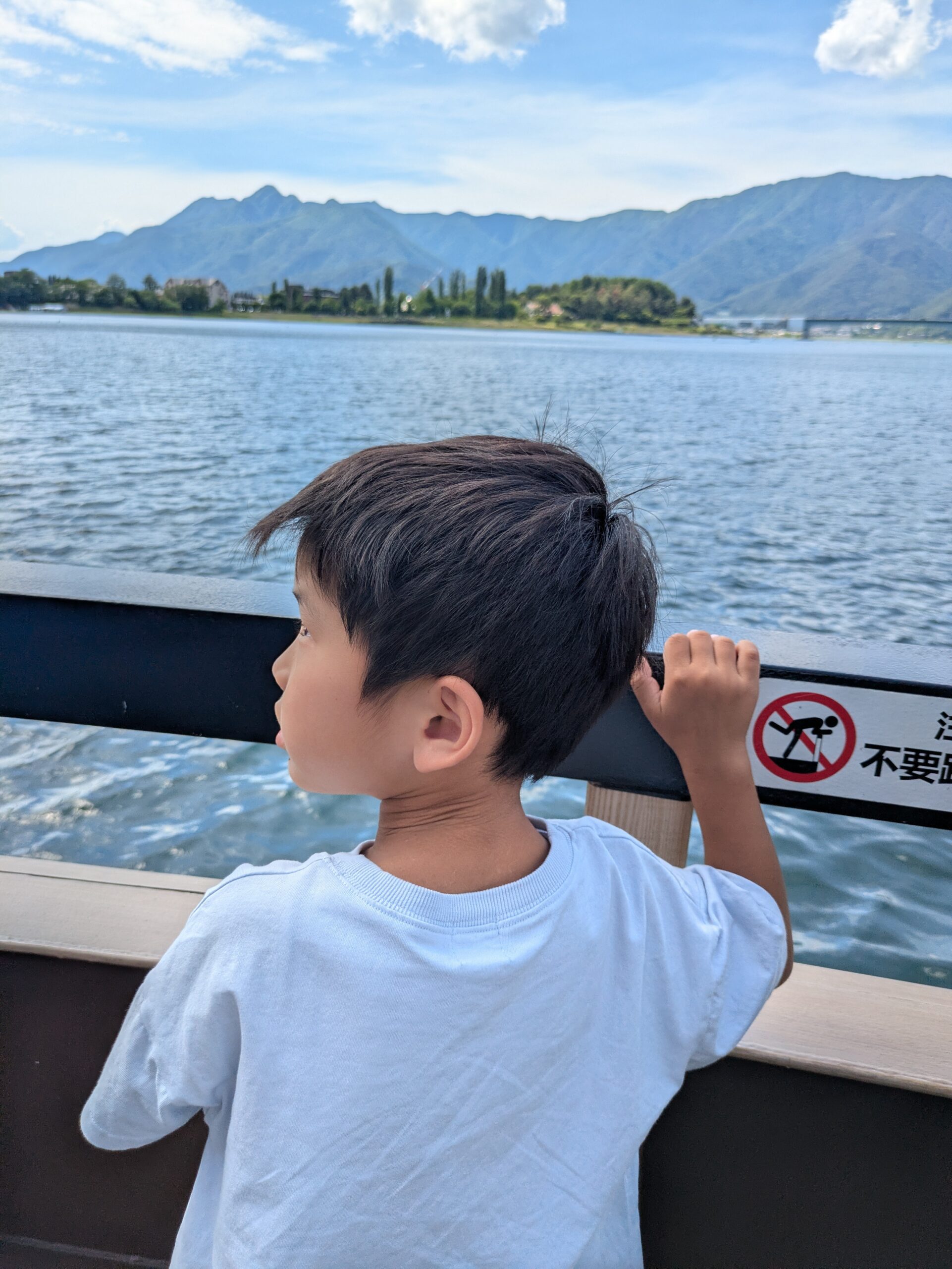 船の後ろに上がる水しぶき