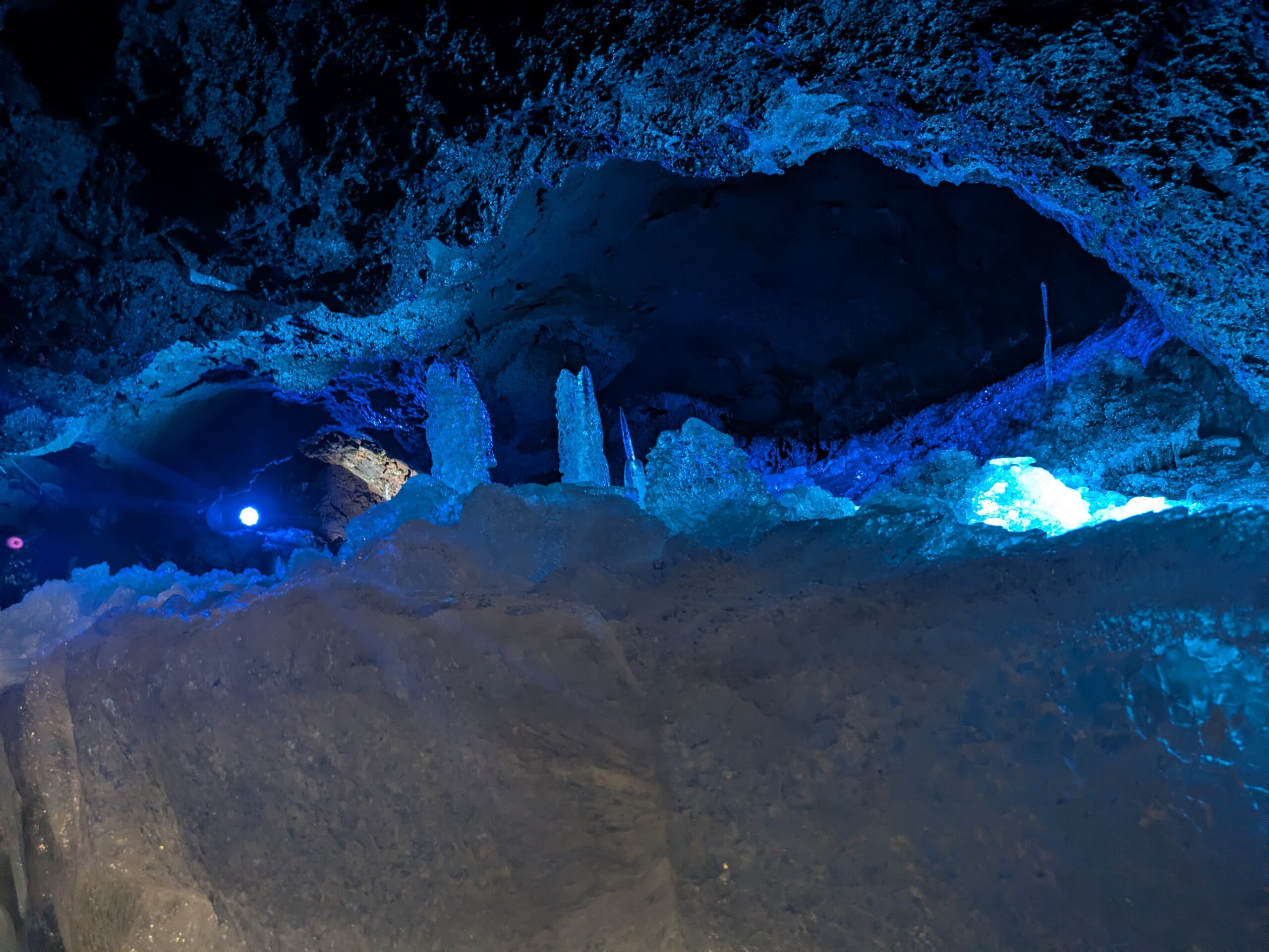 鳴沢氷穴の狭い通路