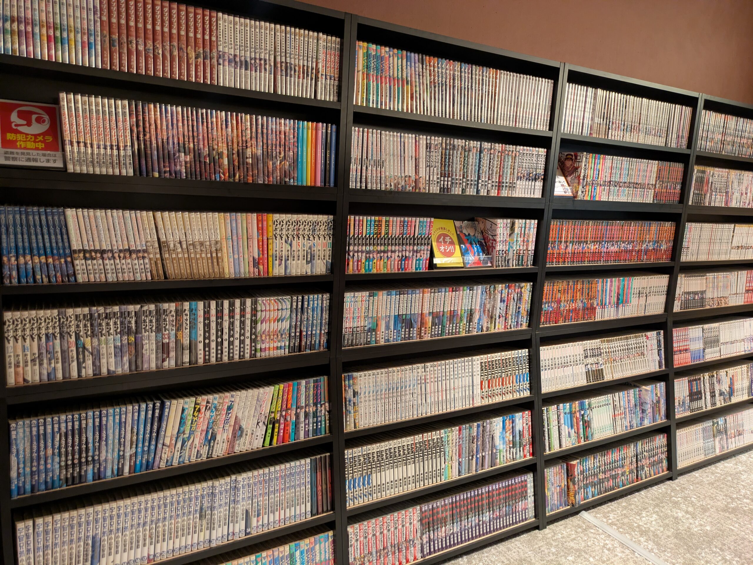 漫画がずらりと並んだ本棚