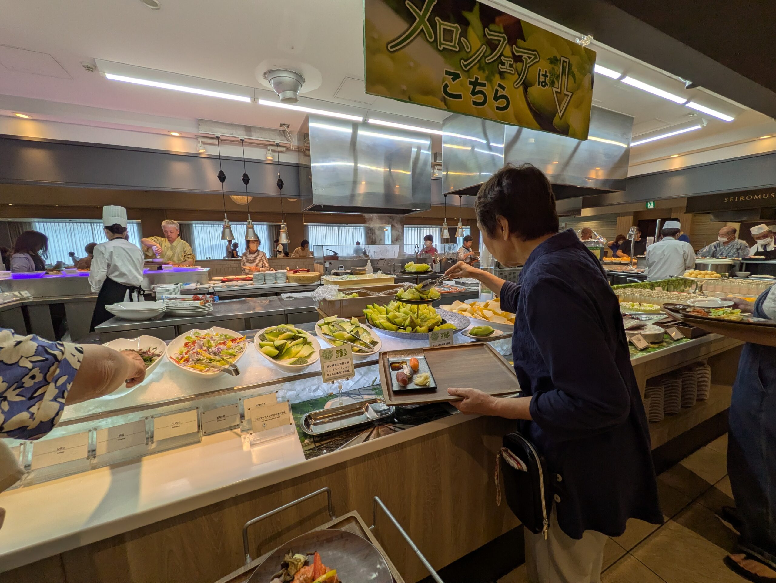夕食ビュッフェのメロンフェア
