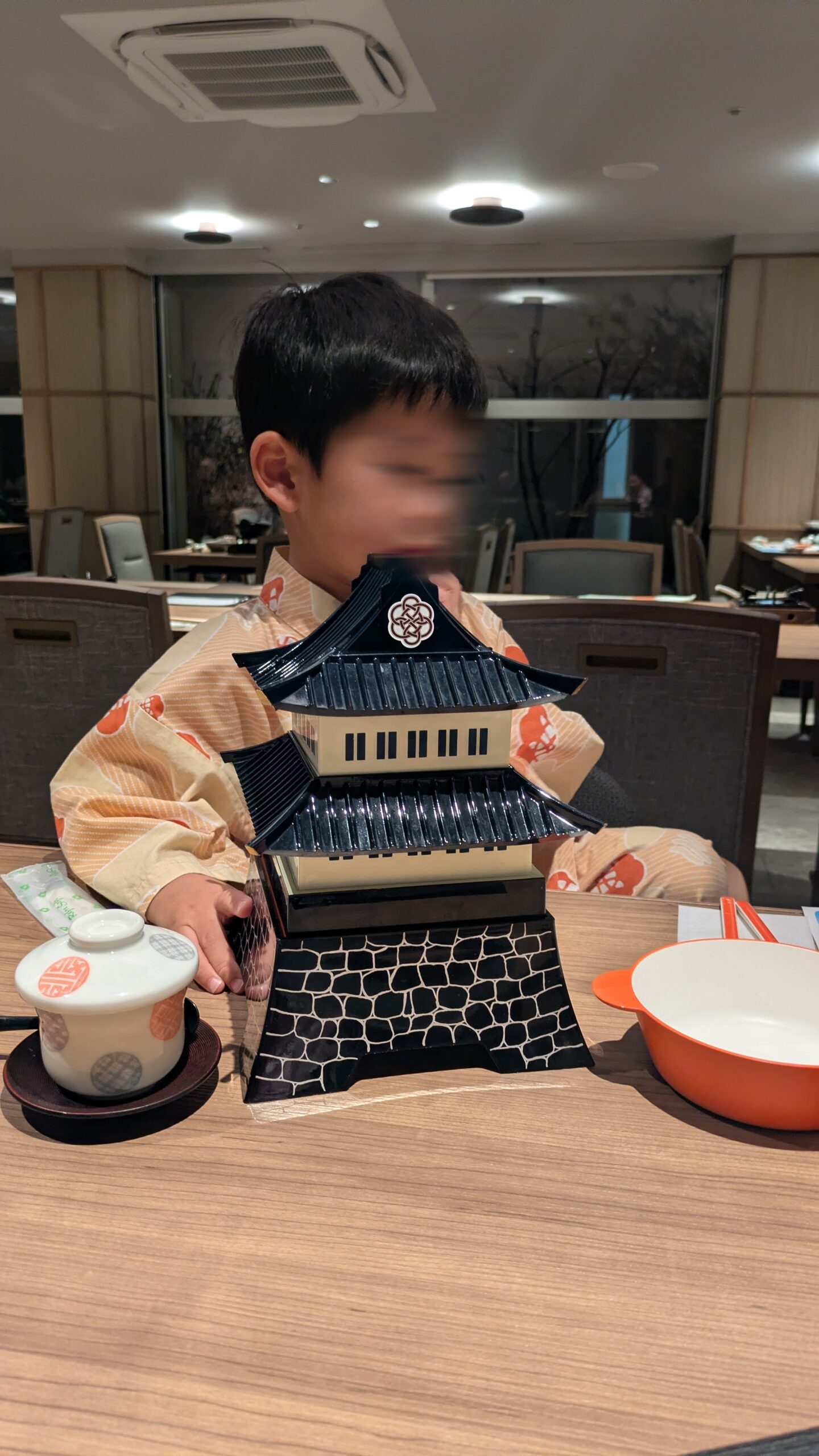 亀の井ホテル焼津の子ども会席 お城の形のお重箱