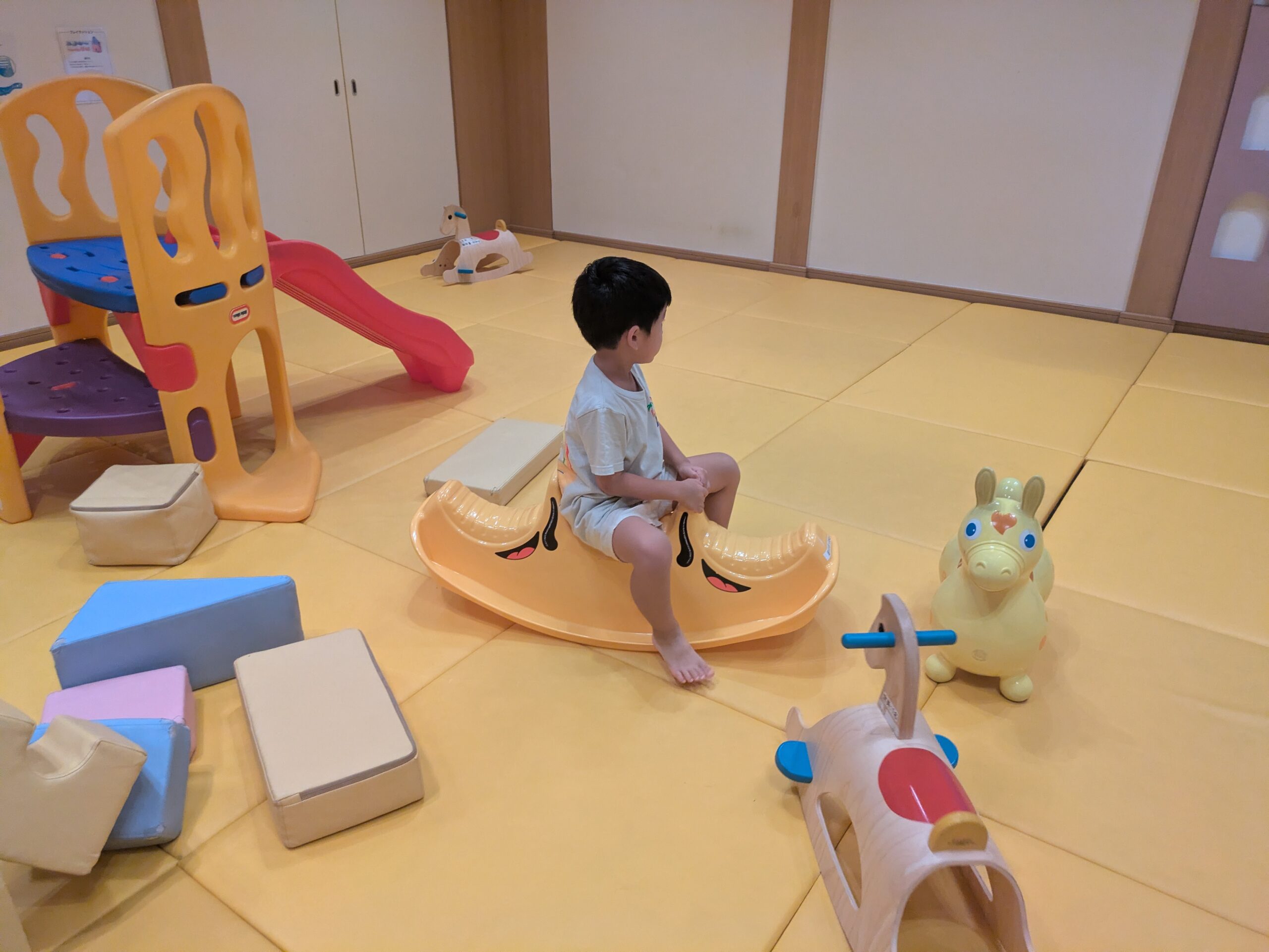 ヒルトン小田原のキッズルームで遊ぶ子ども