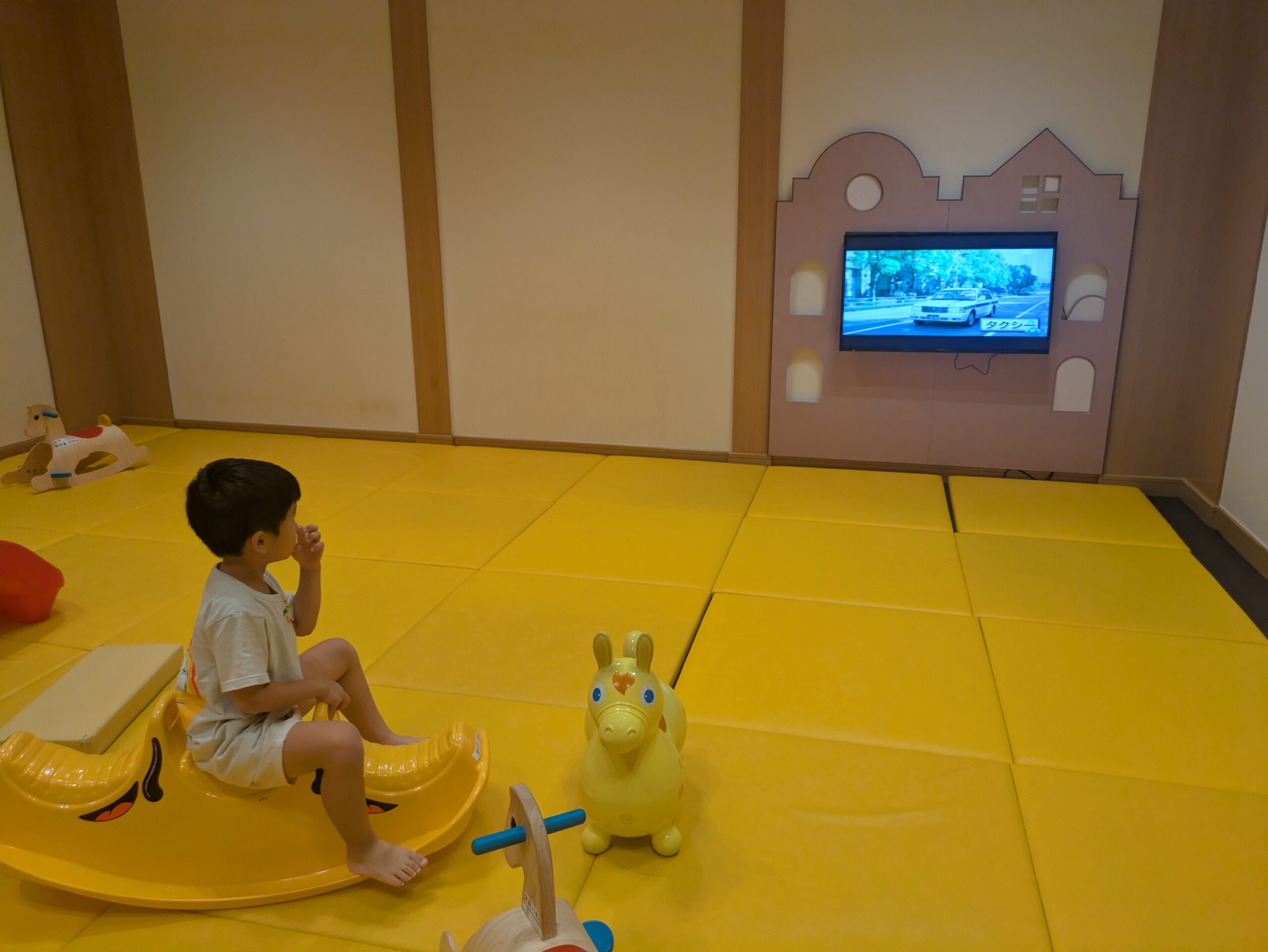 ヒルトン小田原のキッズルームのテレビ