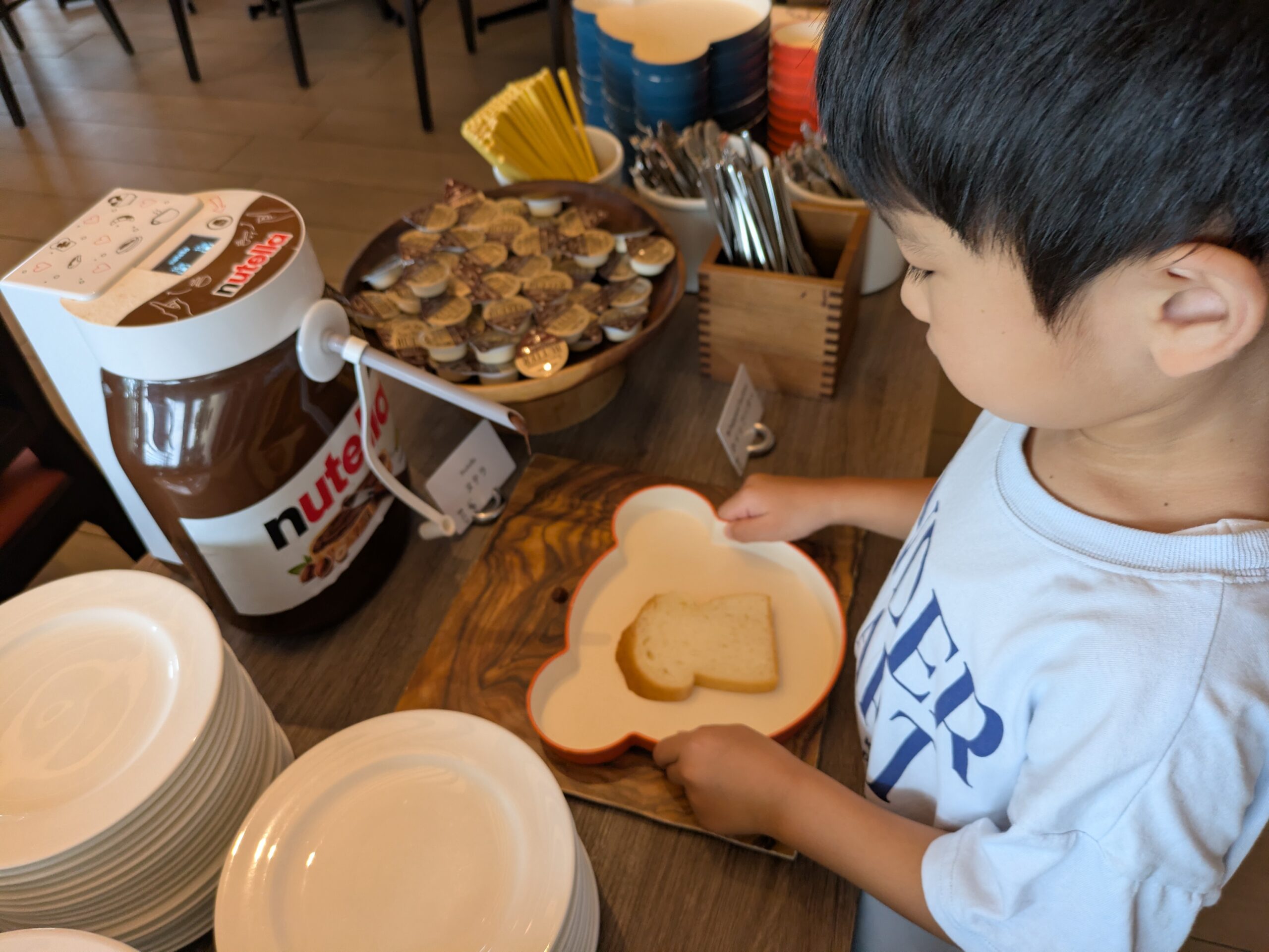 ヒルトン小田原の朝食でヌテラをかける子ども