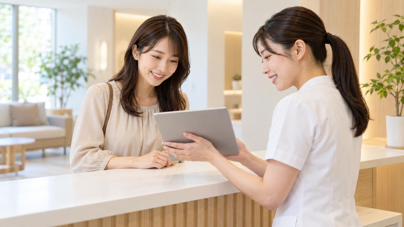 受付でメニューの説明を受ける女性
